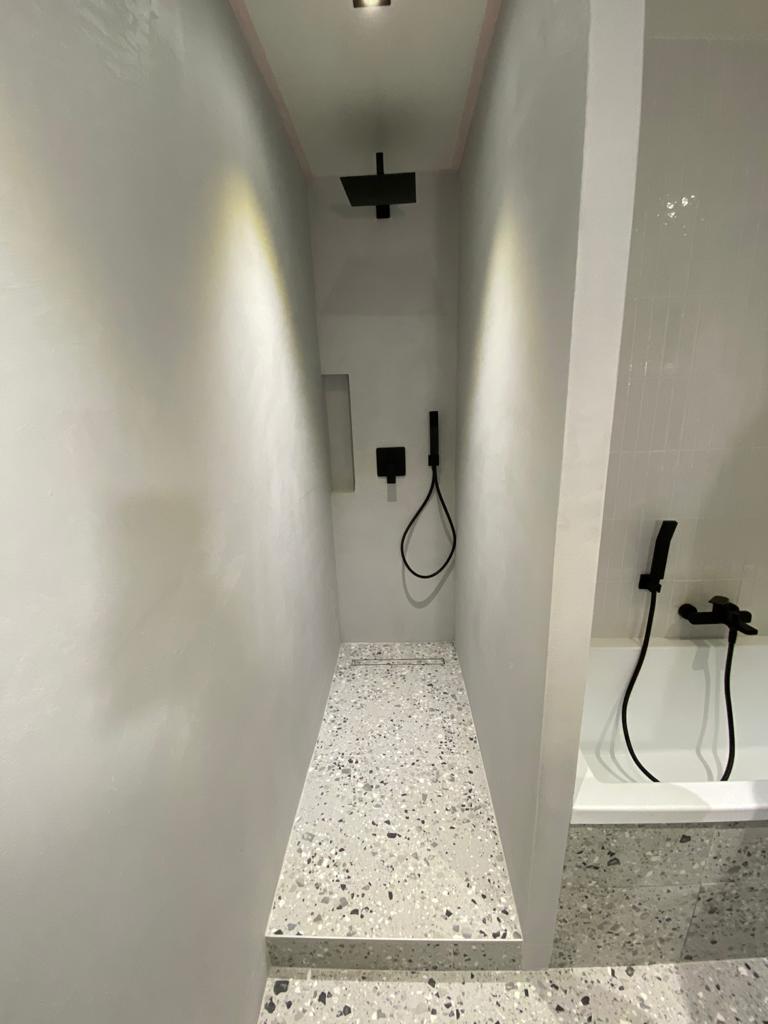 Image sous-sol rénové en salle de bains General Services Renovation Gex
